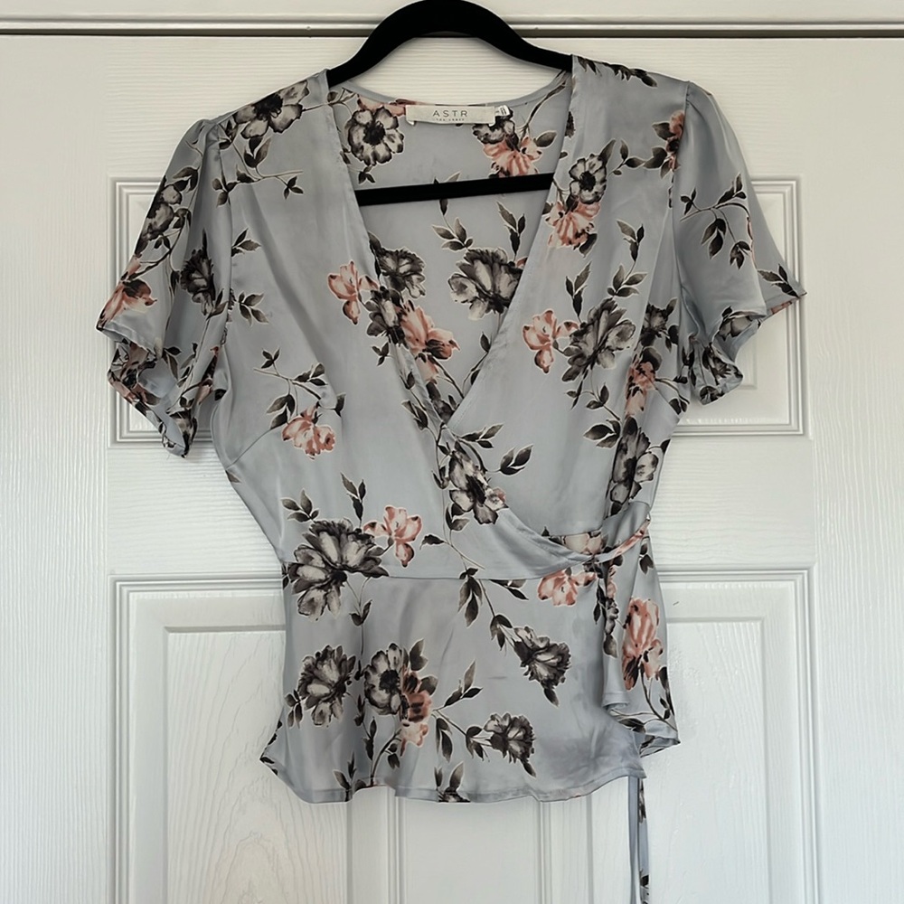 ASTR The Label Side Tie Wrap Around Top Blouse Short Sleeve Floral Ice Blue  Sm